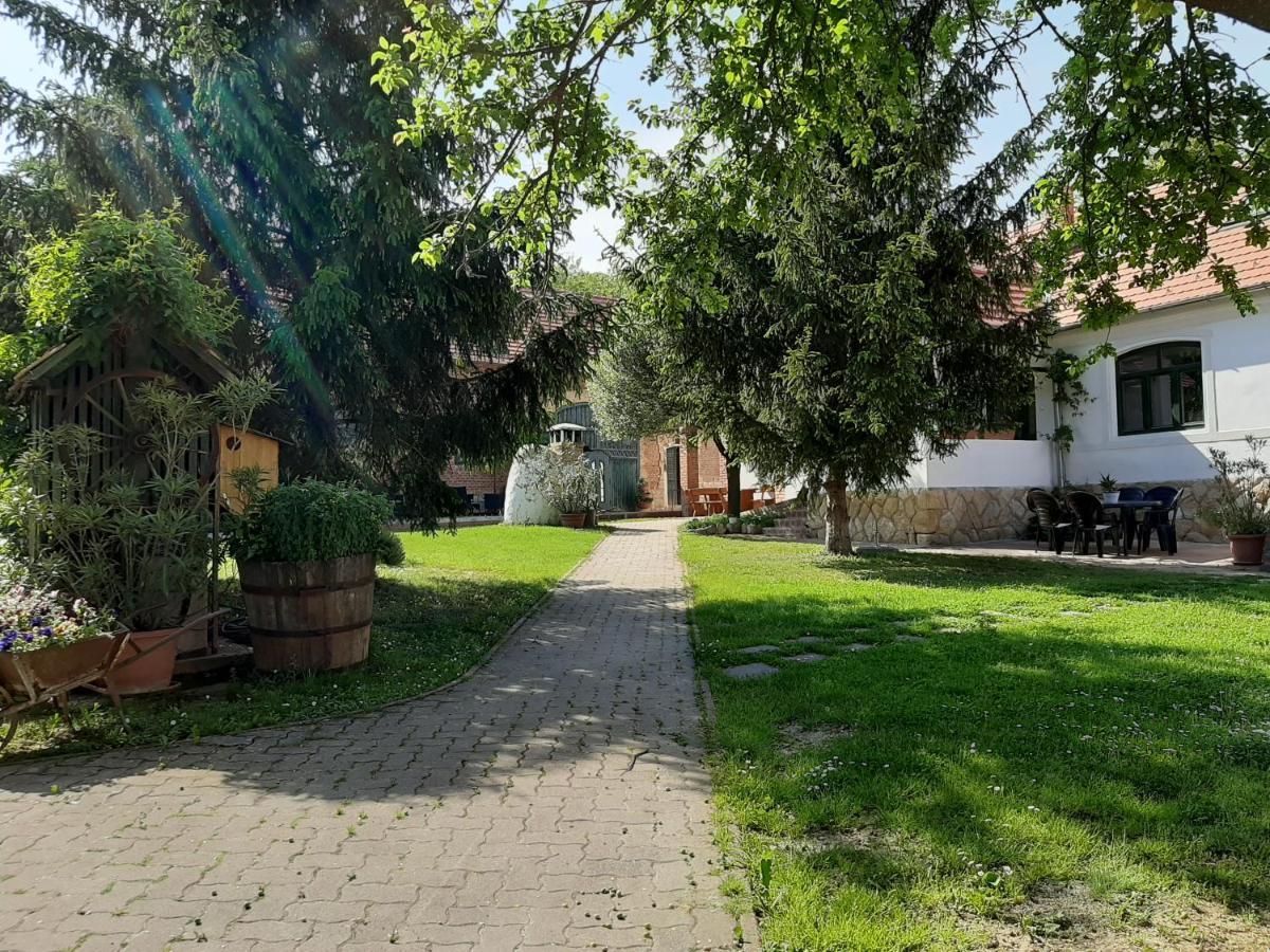Natura Panzio&Apartmanhaz Орфів Екстер'єр фото